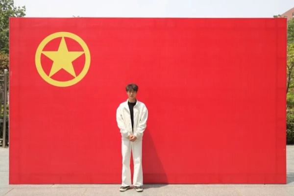 【团旗合影，青春留念】“我与团旗团徽合个影”：定格青春印记 镌刻初心使命                                                                                                                     慧聚经济