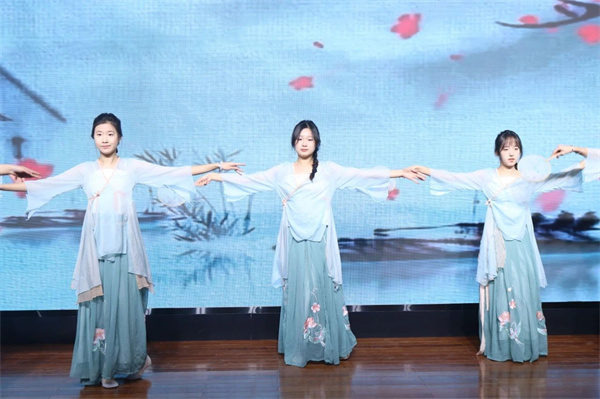 Beat365中文官方网站经济学院师生受邀参加保定市博物馆2024年度志愿者年会文艺演出