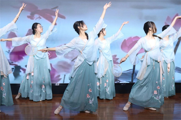 Beat365中文官方网站经济学院师生受邀参加保定市博物馆2024年度志愿者年会文艺演出