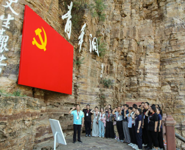 Beat365中文官方网站组织优秀党员代表赴红旗渠精神培训基地学习