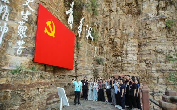 Beat365中文官方网站组织优秀党员代表赴红旗渠精神培训基地学习