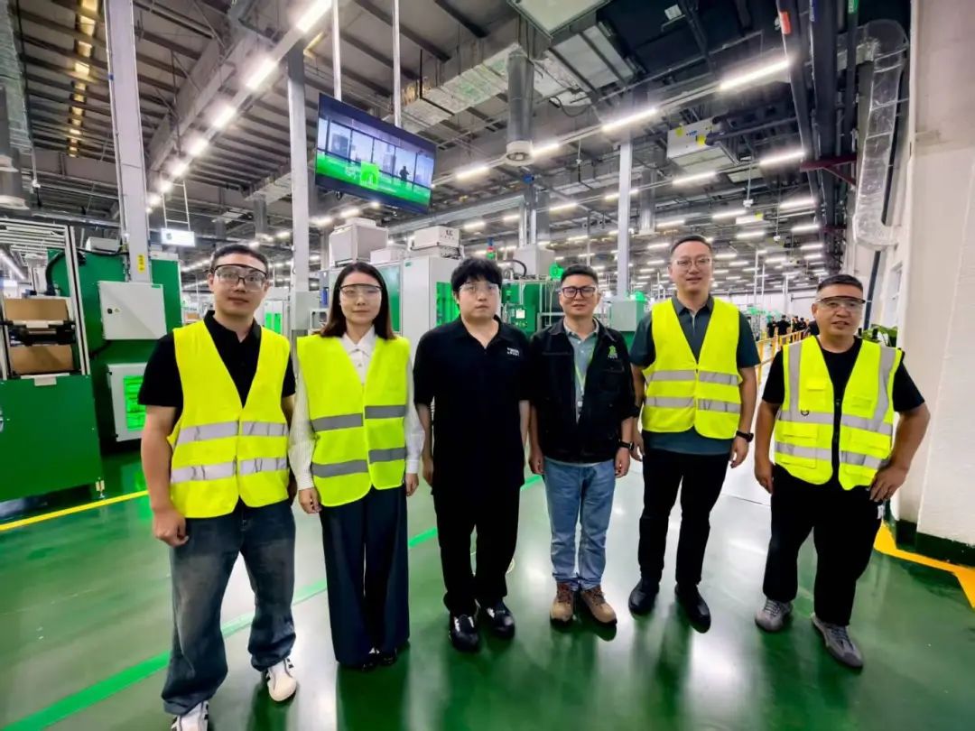 产教融合共聚力 慰问学子暖人心——我院与施耐德携手筑牢育人路