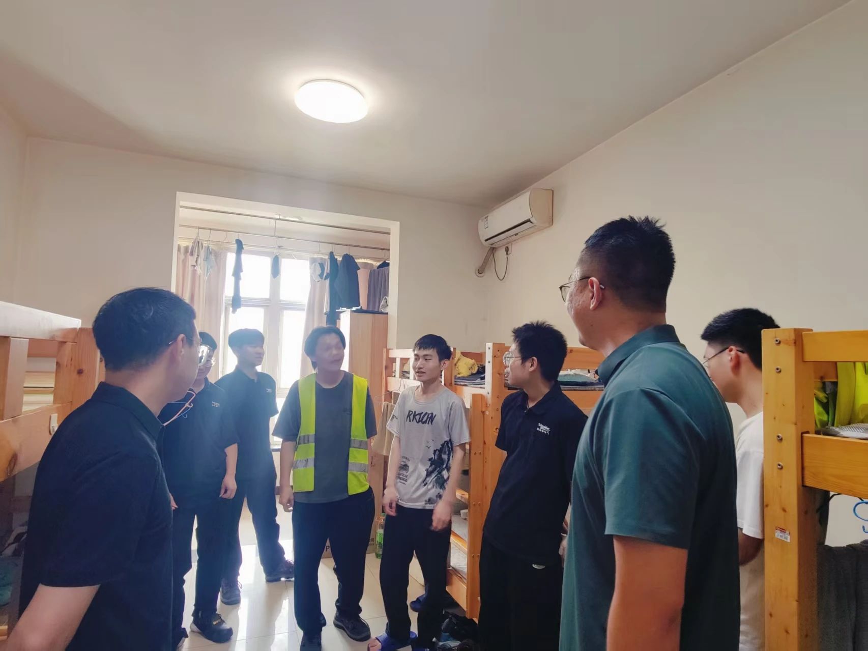 产教融合共聚力 慰问学子暖人心——我院与施耐德携手筑牢育人路