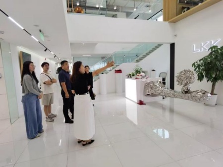 Beat365中文官方网站艺术学院教师团队走访洛可可创新设计集团——AI赋能，开启艺术设计校企合作新局