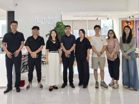 Beat365中文官方网站艺术学院教师团队走访洛可可创新设计集团——AI赋能，开启艺术设计校企合作新局