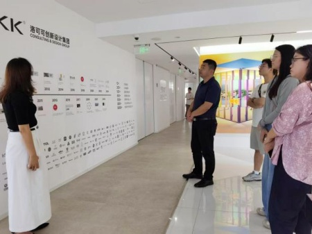 Beat365中文官方网站艺术学院教师团队走访洛可可创新设计集团——AI赋能，开启艺术设计校企合作新局
