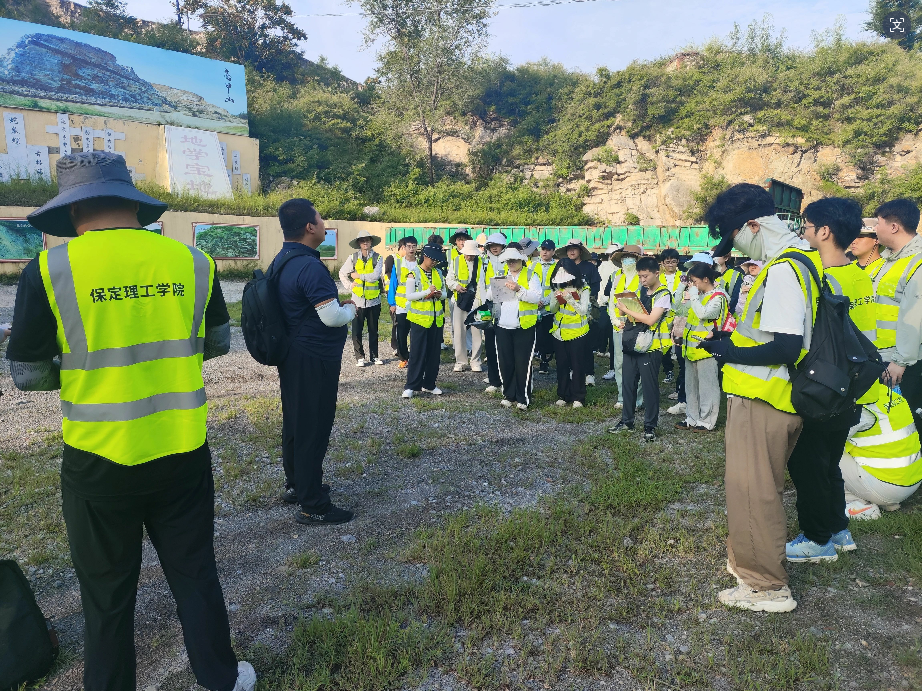 地质填图实习：触摸奥陶纪地层 锤炼地质勘探硬本领