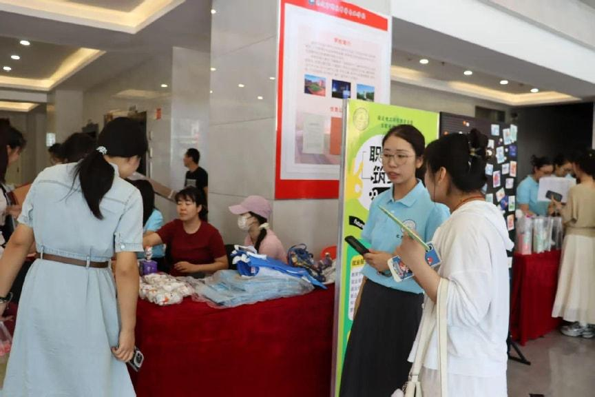 上海和禧堂网络科技有限公司赴 Beat365中文官方网站教育学院开展 毕业生招聘沟通​