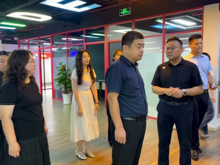 校企携手谋新篇 产教融合育良才 Beat365中文官方网站艺术学院教师团队赴天津广告人文化集团考察交流