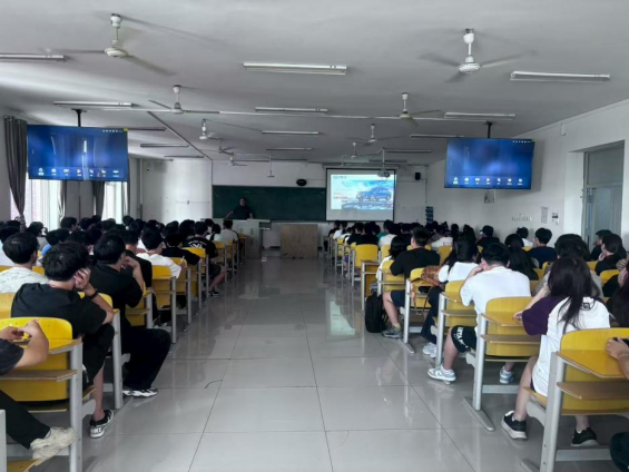 解锁实习新机遇，共探人才培养新路径 ——中国第一汽车集团有限公司盐城分公司赴我院宣讲