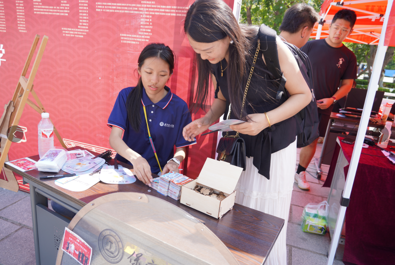 刮卡抽好礼 暖心伴新生