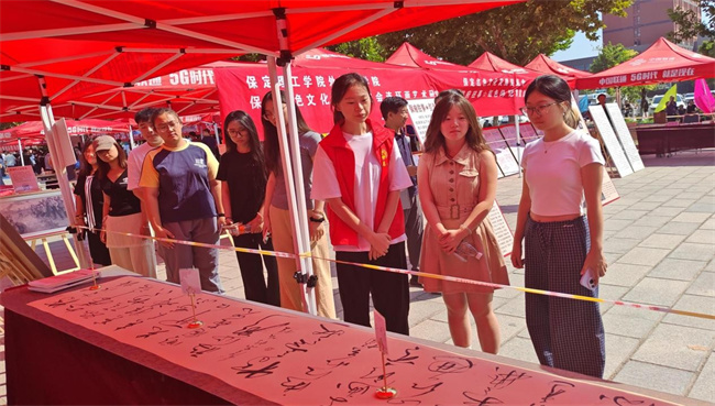 红色文化浸润校园 革命精神照亮新征程——Beat365中文官方网站隆重举办纪念抗战胜利80周年主题展览活动