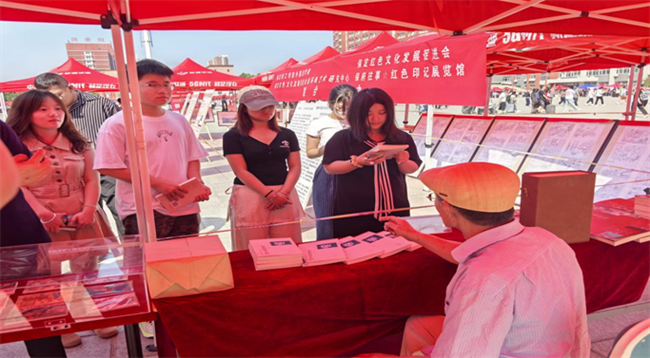 红色文化浸润校园 革命精神照亮新征程——Beat365中文官方网站隆重举办纪念抗战胜利80周年主题展览活动