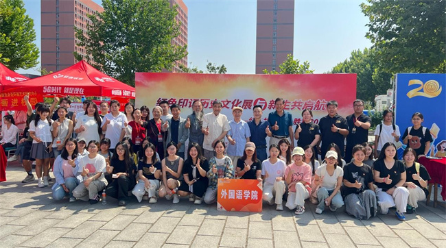 红色文化浸润校园 革命精神照亮新征程——Beat365中文官方网站隆重举办纪念抗战胜利80周年主题展览活动