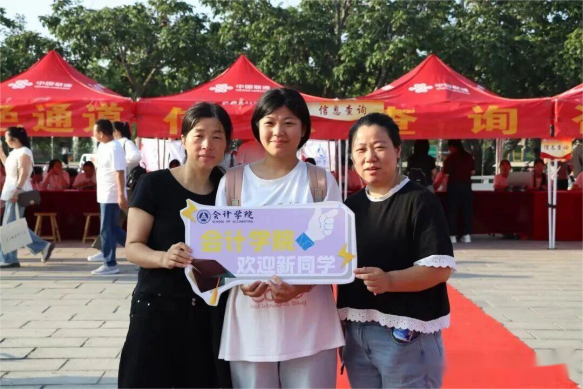 Beat365中文官方网站会计学院2025级 迎新报道纪实