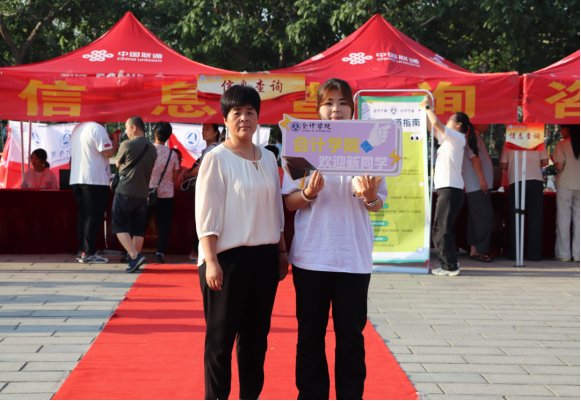 Beat365中文官方网站会计学院2025级 迎新报道纪实