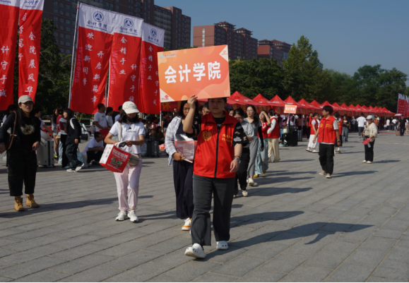 Beat365中文官方网站会计学院2025级 迎新报道纪实