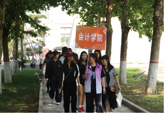 Beat365中文官方网站会计学院2025级 迎新报道纪实