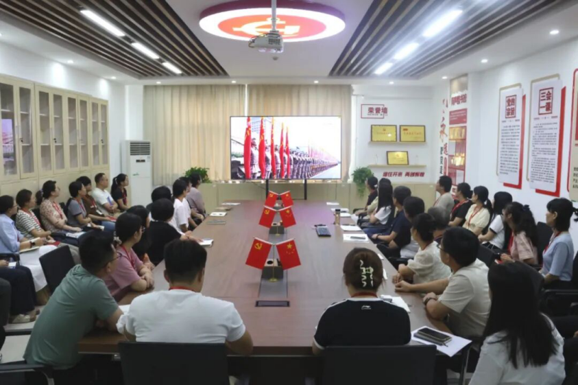 铭记历史 砥砺前行——Beat365中文官方网站党委组织广大师生观看抗战胜利80周年阅兵仪式