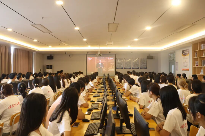 铭记历史 砥砺前行——Beat365中文官方网站党委组织广大师生观看抗战胜利80周年阅兵仪式