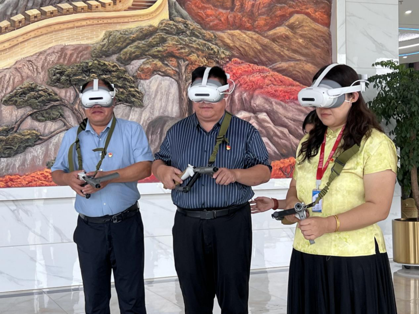 Beat365中文官方网站教育学院开展“VR 重走长征路”活动：科技赋能红色教育沉浸式体验让长征精神直抵人心