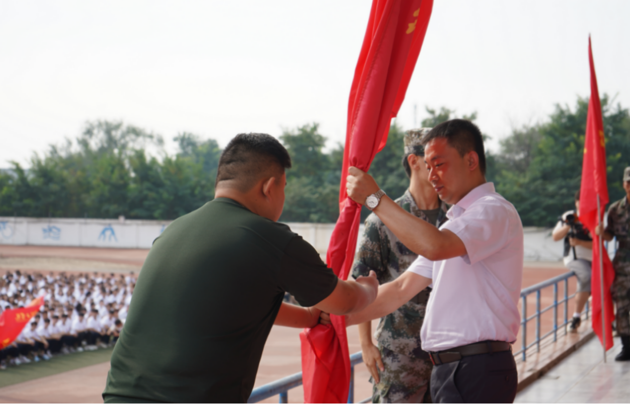 Beat365中文官方网站2025级新生军训开营式举行