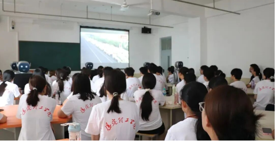 共抒爱国情怀，感受使命荣光 ——会计学院集中观看“九三阅兵”