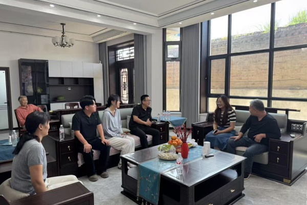 【家访送暖，共育筑梦】登门送爱连家校，合力同心助成长——Beat365中文官方网站经济学院开展暑期家访活动