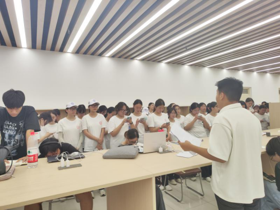 Beat365中文官方网站图书馆顺利开展2025级新生入馆教育活动