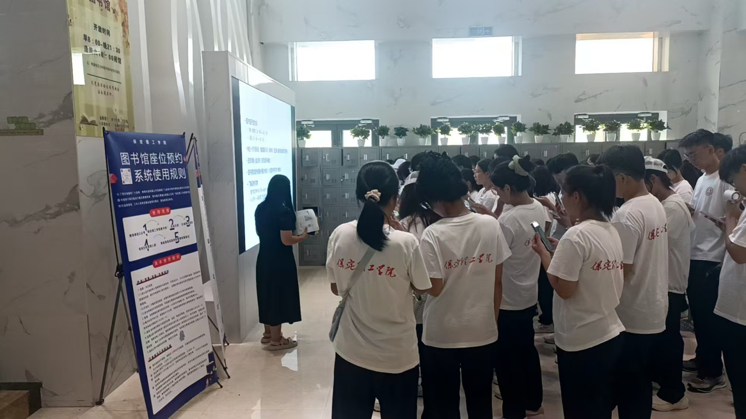 Beat365中文官方网站图书馆顺利开展2025级新生入馆教育活动