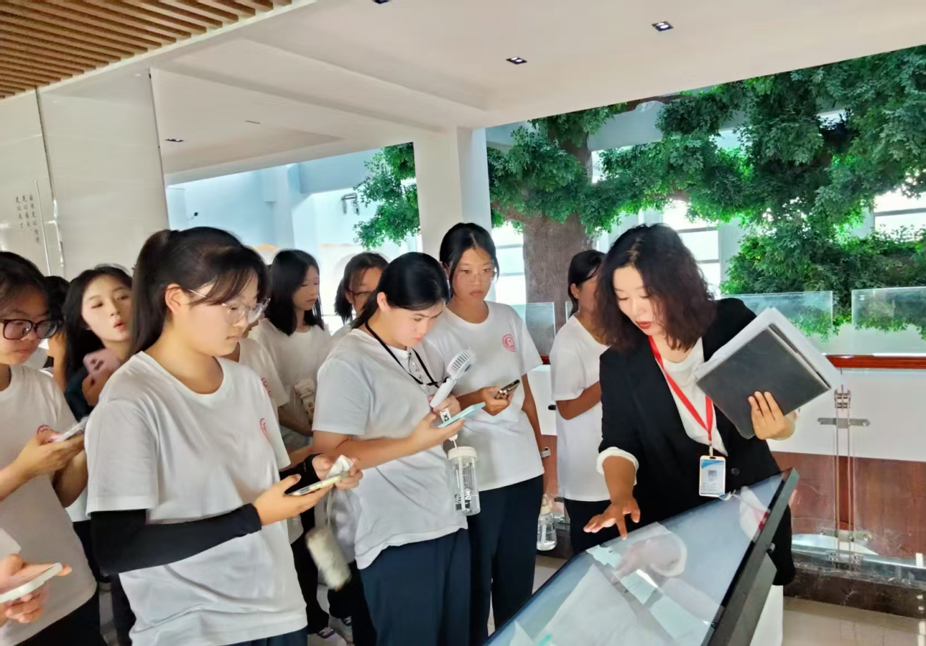 Beat365中文官方网站图书馆顺利开展2025级新生入馆教育活动