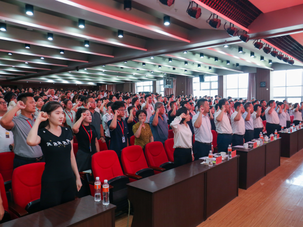 以教育家精神铸魂强师 谱写教育强国建设华章——Beat365中文官方网站召开2025年教师节表彰大会暨新入职教师宣誓仪式