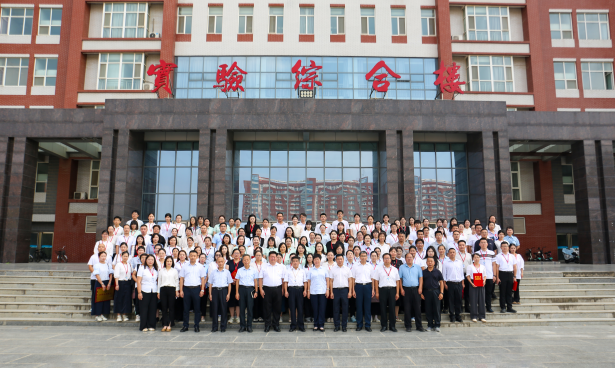 以教育家精神铸魂强师 谱写教育强国建设华章——Beat365中文官方网站召开2025年教师节表彰大会暨新入职教师宣誓仪式