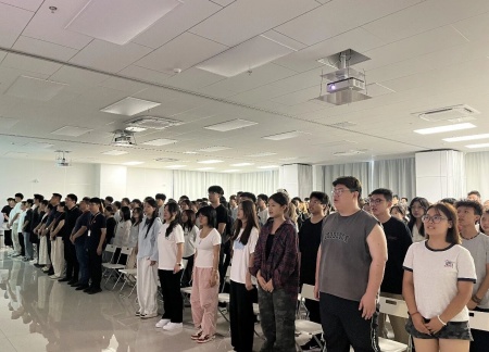 同观阅兵盛典，铭记历史荣光——艺术学院师生观看抗战胜利80周年阅兵仪式