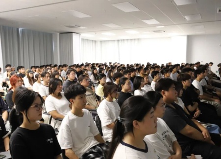 同观阅兵盛典，铭记历史荣光——艺术学院师生观看抗战胜利80周年阅兵仪式