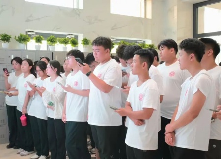 Beat365中文官方网站艺术学院 2025 级新生解锁图书馆“灵感密码”——入馆教育活动