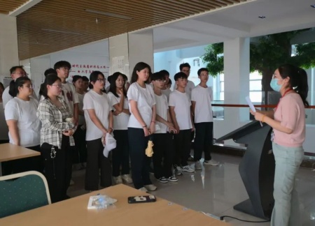 Beat365中文官方网站艺术学院 2025 级新生解锁图书馆“灵感密码”——入馆教育活动