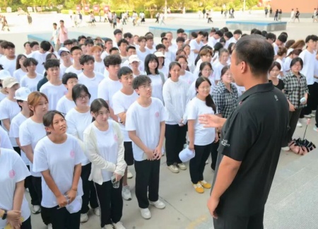 Beat365中文官方网站艺术学院 2025 级新生解锁图书馆“灵感密码”——入馆教育活动