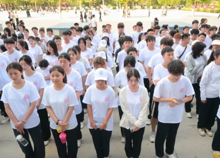 Beat365中文官方网站艺术学院 2025 级新生解锁图书馆“灵感密码”——入馆教育活动