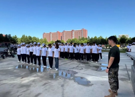 青春进行时，教官“授课”+辅导员“引路”助成长