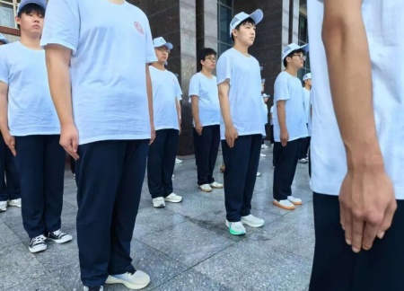 青春进行时，教官“授课”+辅导员“引路”助成长