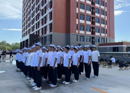 青春进行时，教官“授课”+辅导员“引路”助成长