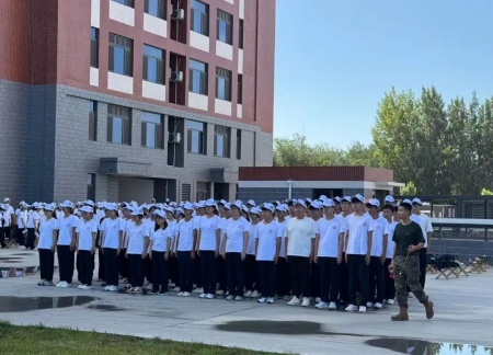 青春进行时，教官“授课”+辅导员“引路”助成长