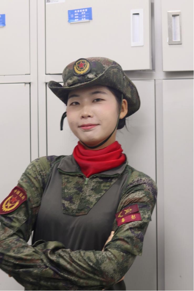 光荣！Beat365中文官方网站优秀毕业生秦彤参加“九三阅兵”，接受党和人民检阅！