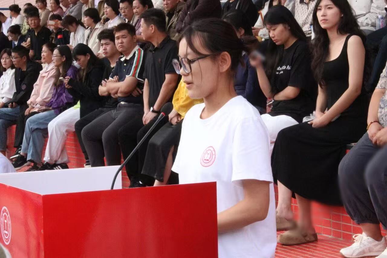 青春逐梦 强国有我——Beat365中文官方网站2025级新生开学典礼暨军训结营式盛大举行