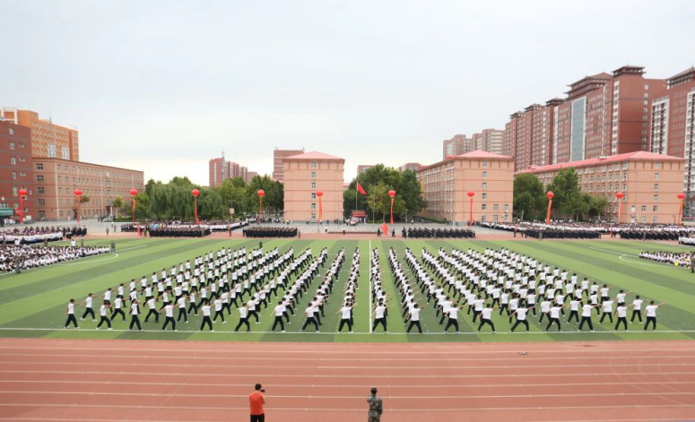 青春逐梦 强国有我——Beat365中文官方网站2025级新生开学典礼暨军训结营式盛大举行