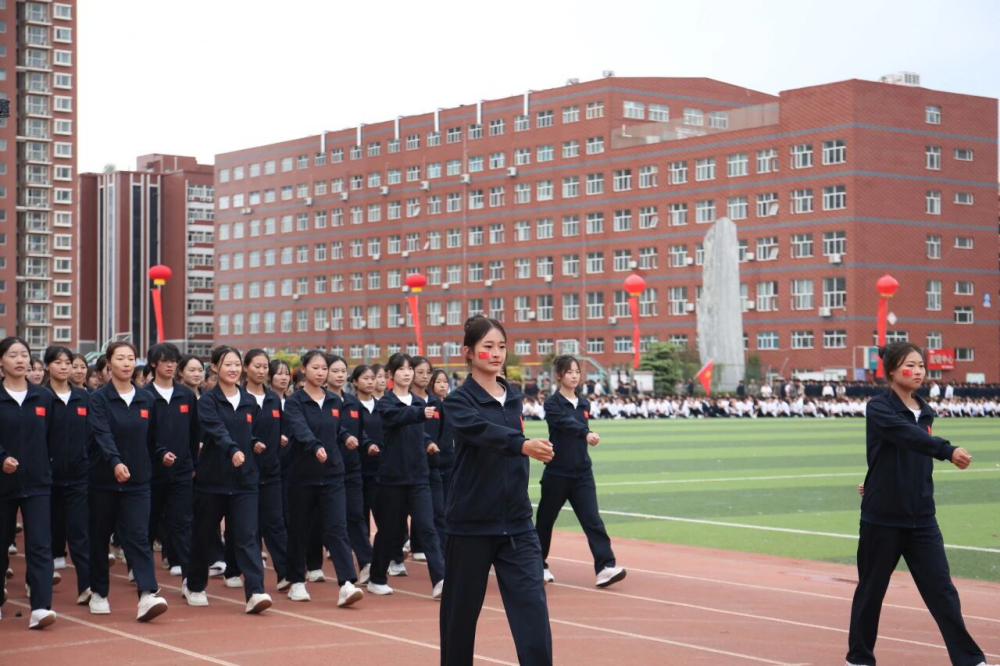 青春逐梦 强国有我——Beat365中文官方网站2025级新生开学典礼暨军训结营式盛大举行