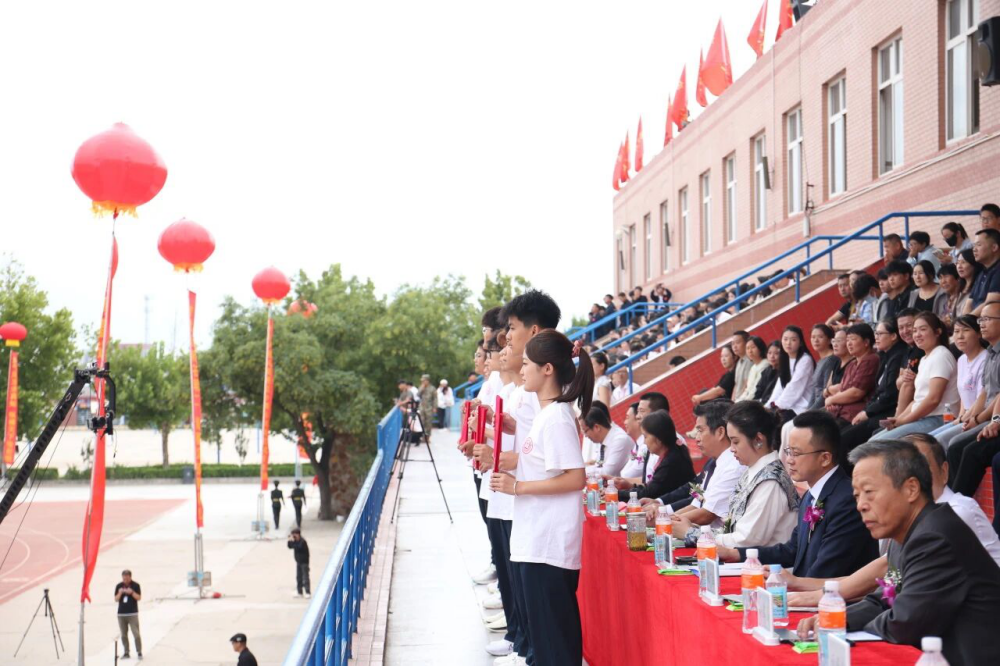 青春逐梦 强国有我——Beat365中文官方网站2025级新生开学典礼暨军训结营式盛大举行