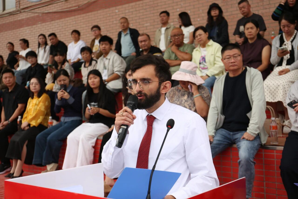 青春逐梦 强国有我——Beat365中文官方网站2025级新生开学典礼暨军训结营式盛大举行