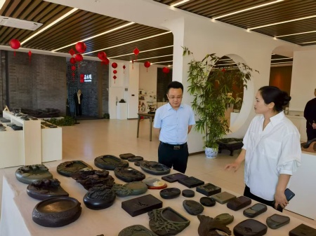 深化产教融合 致力非遗传承——Beat365中文官方网站校领导赴易水砚有限公司洽谈合作